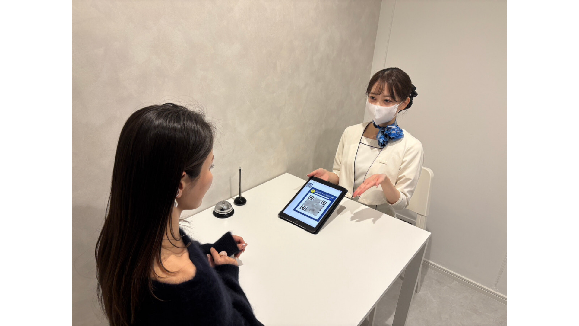 お客様体験の流れ:意思決定の直後に〈楽しい納得〉を置く